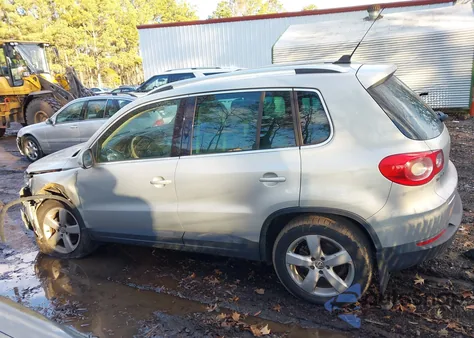 2010 Volkswagen Tiguan Wolfsburg Edition z USA, uszkodzony, nr VIN WVGAV7AX8AW001739